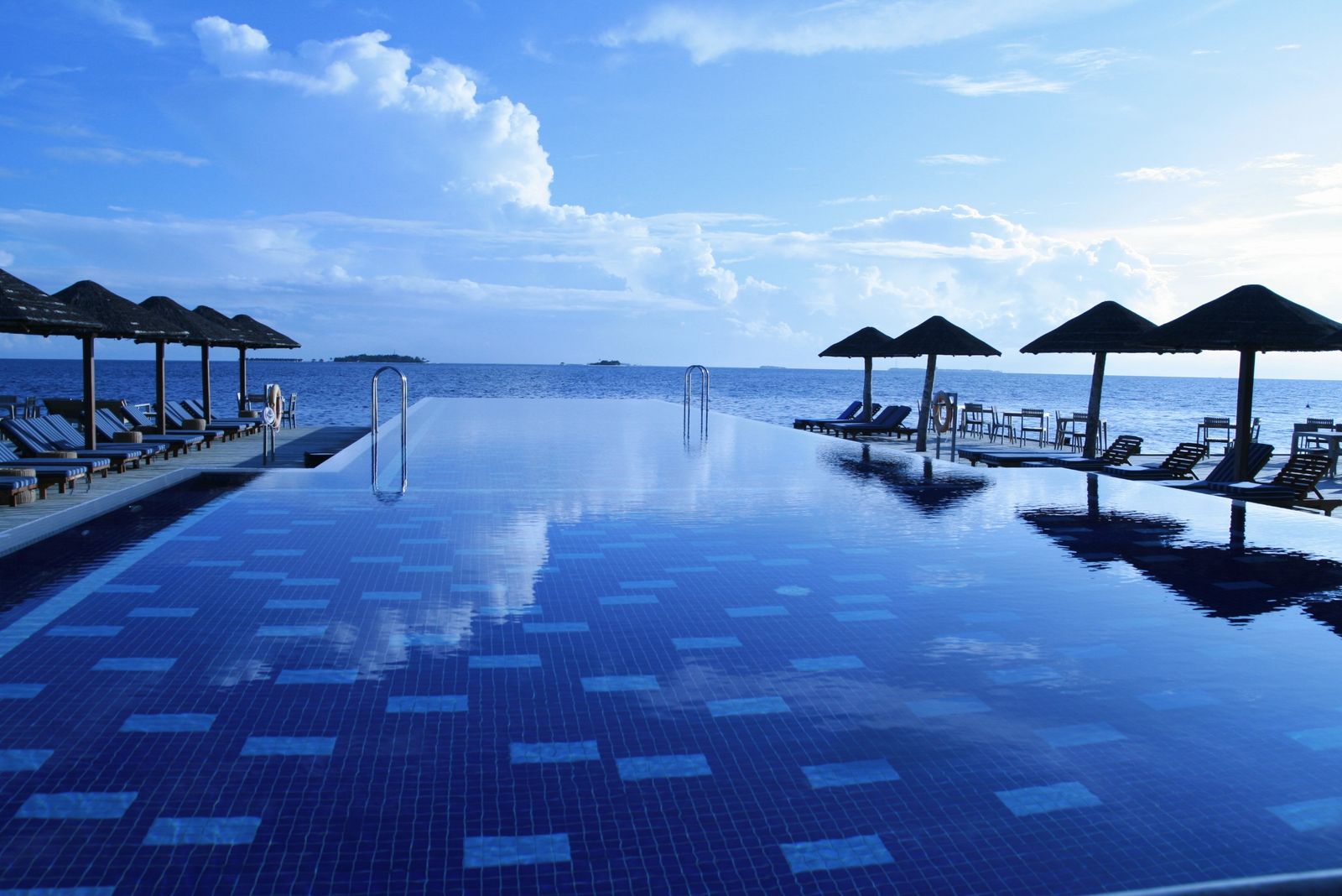 Resort infinity pool